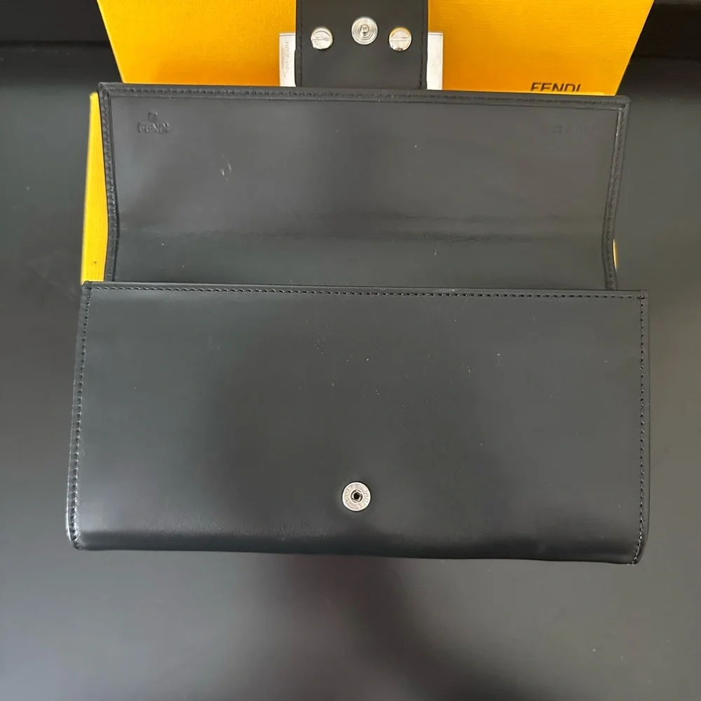 FENDI BAGUETTE WALLET PRISTINE CONDITION